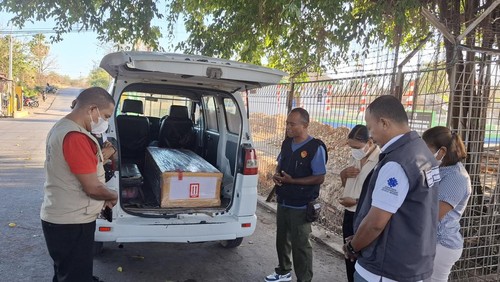 Jenazah Anastasia Seo (24), PMI asal Kabupaten Malaka yang merupakan korban perahu tenggelam di perairan Malayasia, di Bandara El Tari Kupang, Jumat (9/8/2024).