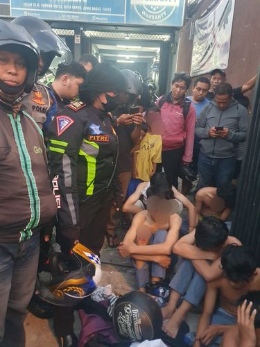 Polantas dan warga di Depok mengamankan 7 pelajar yang hendak tawuran.