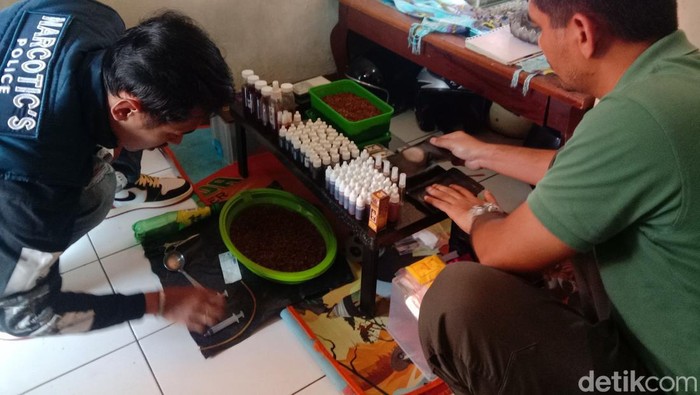 Polisi gerebek home industri tembakau sintetis di Bandung