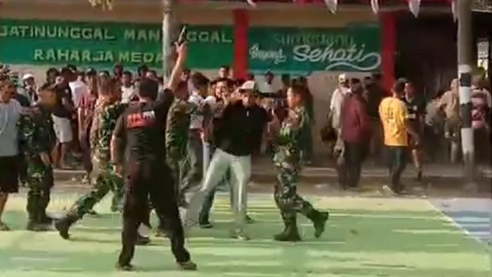 Polisi keluarkan tembakan peringatan saat tarkam voli di Sumedang rusuh.
