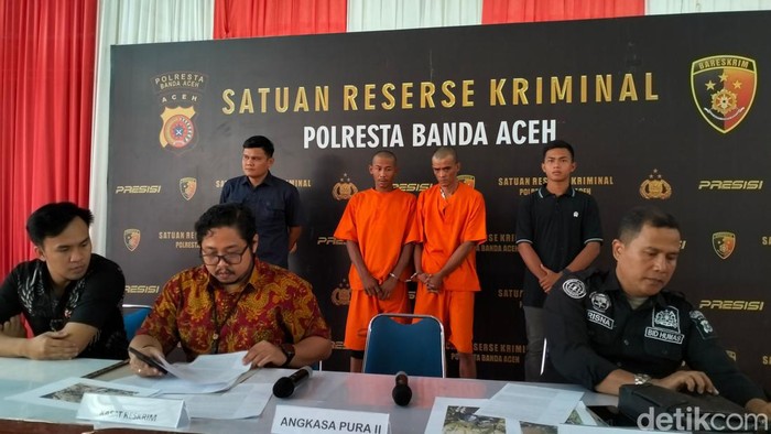 Polisi menangkap diduga pencuri kabel lampu di landasan pacu Bandara Sultan Iskandar Muda, Blang Bintang. (Foto: Agus Setyadi/detikSumut).