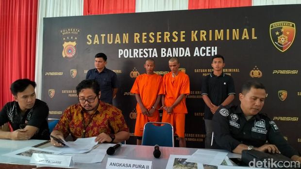 Polisi menangkap diduga pencuri kabel lampu di landasan pacu Bandara Sultan Iskandar Muda, Blang Bintang. (Foto: Agus Setyadi/detikSumut).