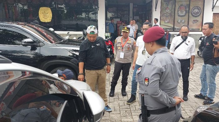 Polisi mengecek informasi terkait pelemparan bangkai ayam ke kantor KPU Jakarta Utara.