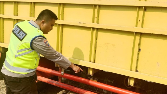 Polisi saat menunjukkan TKP kecelakaan yang tewaskan Liwon di Mura.
