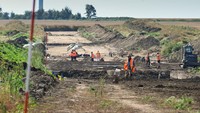 Penggalian juga telah mengidentifikasi tempat tinggal pengrajin dengan lubang tambang material untuk ekstraksi bijih besi rawa (sejenis endapan besi tidak murni yang terbentuk di rawa atau paya), dan tanur sembur dengan induk tanur yang diawetkan untuk diproses di lokasi.  