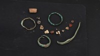 Para arkeolog juga menemukan mutiara dan gelang perunggu di dalam salah satu parit di area pemukiman itu.  