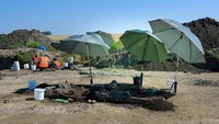 Tahap kedua tampaknya menunjukkan lingkungan pertanian, tempat para arkeolog menemukan lahan pertanian yang dikelilingi oleh parit-parit kecil selebar 0,5 meter.  