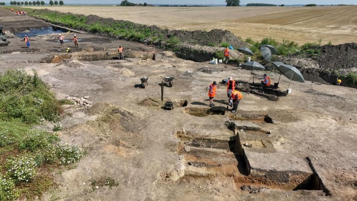 Potret 60 Makam Berusia 1.000 Tahun Bangsa Slavia Ditemukan di Jerman 01 August 2024, Saxony-Anhalt, LΓΆbejΓΌn: Excavation manager Markus Fietzeck crouches at the grave site of a complete family with two adults and two children. Archaeologists have discovered a 1000-year-old Slavic settlement with a complete burial ground. 60 burials were uncovered in two rows. The excavations are taking place on the future SuedOstLink direct current line. Photo: Heiko Rebsch/dpa (Photo by Heiko Rebsch/picture alliance via Getty Images)