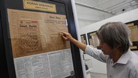 Kolektor menunjukkan koran berisi informasi proklamasi kemerdekaan Republik Indonesia koleksinya yang dipajang dalam pameran koran langka di Rumah Pohan Kota Lama Semarang, Jawa Tengah, Jumat (9/8/2024).