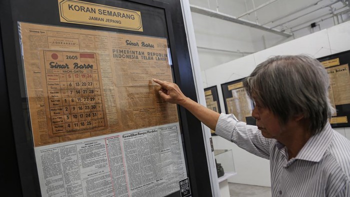 Potret Koran Langka dan Koleksi Kuno Pers Kolektor menunjukkan koran berisi informasi proklamasi kemerdekaan Republik Indonesia koleksinya yang dipajang dalam pameran koran langka di Rumah Pohan Kota Lama Semarang, Jawa Tengah, Jumat (9/8/2024). Dinas Arsip dan Perpustakaan Kota Semarang berkolaborasi dengan Rumah Pohan menggelar pameran bertema Pers Dalam Lorong Waktu serta Penyelamatan Arsip yang menampilkan koleksi kamera kuno, mesin ketik kuno, radio kuno, dan puluhan koran tempo dulu antara dari tahun 1818 hingga 1960 yang berlangsung hingga 22 Agustus 2024. ANTARA FOTO/Makna Zaezar/aww.