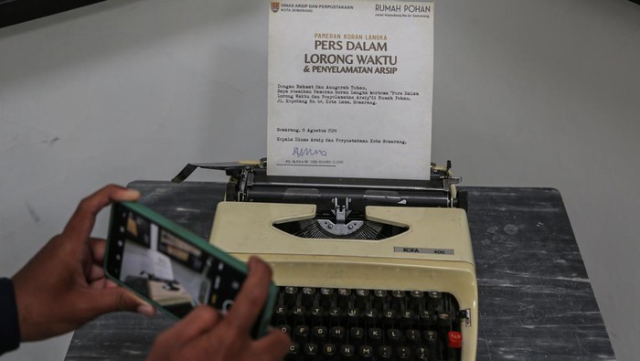 Kolektor menunjukkan koran berisi informasi proklamasi kemerdekaan Republik Indonesia koleksinya yang dipajang dalam pameran koran langka di Rumah Pohan Kota Lama Semarang, Jawa Tengah, Jumat (9/8/2024). Dinas Arsip dan Perpustakaan Kota Semarang berkolaborasi dengan Rumah Pohan menggelar pameran bertema Pers Dalam Lorong Waktu serta Penyelamatan Arsip yang menampilkan koleksi kamera kuno, mesin ketik kuno, radio kuno, dan puluhan koran tempo dulu antara dari tahun 1818 hingga 1960 yang berlangsung hingga 22 Agustus 2024. ANTARA FOTO/Makna Zaezar/aww.