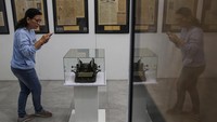 Pameran menampilkan koleksi kamera kuno, mesin ketik kuno, radio kuno, dan puluhan koran tempo dulu antara dari tahun 1818 hingga 1960 yang berlangsung hingga 22 Agustus 2024.   