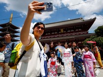 Potret Kuil Sensoji di Tokyo yang Ramai Wisatawan