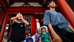 Potret Kuil Sensoji di Tokyo yang Ramai Wisatawan