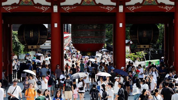 Visitors walk through the Hozomon Gate as they visit Sensoji temple in Tokyo, Japan, August 9, 2024. REUTERS/Willy Kurniawan