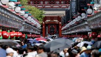 Pengunjung berjalan di sepanjang Jalan Nakamise-dori saat mengunjungi kuil Sensoji di Tokyo, Jepang, Jumat (9/8/2024).