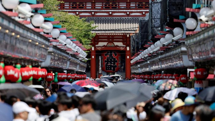 Potret Kuil Sensoji di Tokyo yang Ramai Wisatawan Visitors walk through the Hozomon Gate as they visit Sensoji temple in Tokyo, Japan, August 9, 2024. REUTERS/Willy Kurniawan