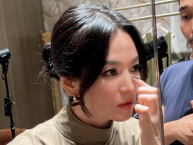 Potret Song Hye Kyo Hadiri Acara Brand Fashion Mewah di Hong Kong, Stylish & Awet Muda