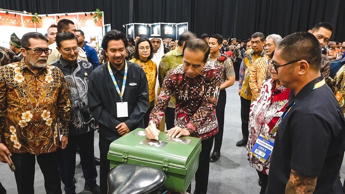 Presiden Jokowi tandatangani motor listrik konversi garapan Elders Garage