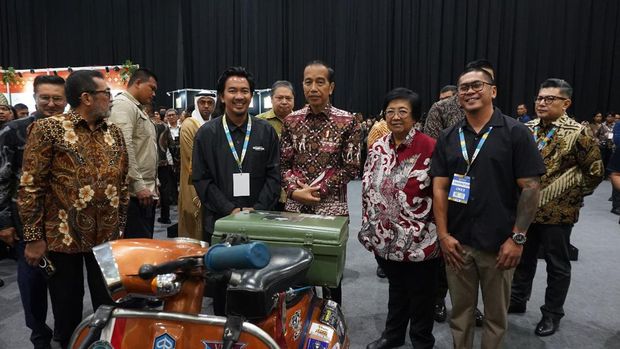 Presiden Jokowi tandatangani motor listrik konversi garapan Elders Garage