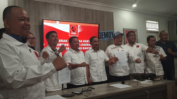 Organisasi relawan pendukung Presiden Joko Widodo (Jokowi) yakni Projo memberikan dukungan kepada 12 calon kepala daerah di Pilkada 2024. Dukungan kepada 12 calon kepala daerah itu merupakan masuk dalam gelombang ke-7 yang dilakukan oleh DPP Projo.