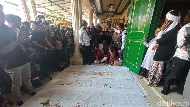 Proses sumpah pocong yang dilakukan Saka Tatal di Padepokan Agung Amparan Jati