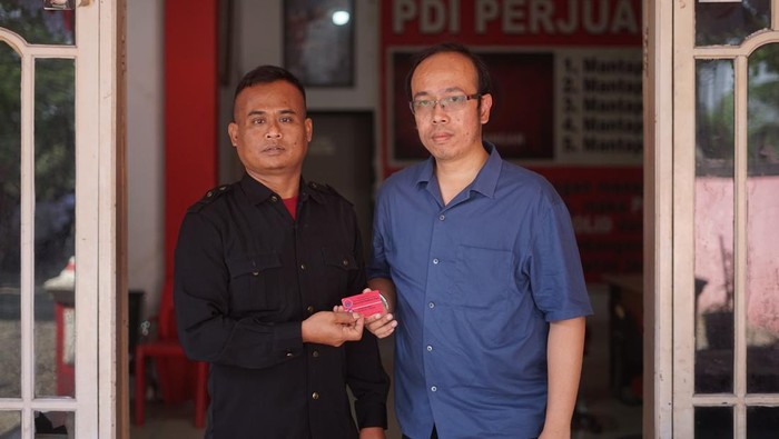 Ratusan kader PDIP Kabupaten Bekasi mengundurkan diri. Disebutkan aksi itu mengikuti langkah politik Maruarar Sirait.
