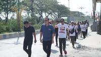 Ketua Organisasi Sayap Taruna Merah Putih (TMP) Kabupaten Bekasi, Steven Pratama beserta jajaran pengurus dan simpatisan Partai Moncong Putih berjalan menuju Kantor DPC PDIP Kabupaten Bekasi di Jalan Tarum Barat Nomor 28 Kalimalang, Kampung Binong RT 002 RW 001 Desa Jayamukti, Kecamatan Cikarang, Jumat (9/8/2024). Maksud dan tujuannya, untuk menyatakan sikap pengunduran diri.