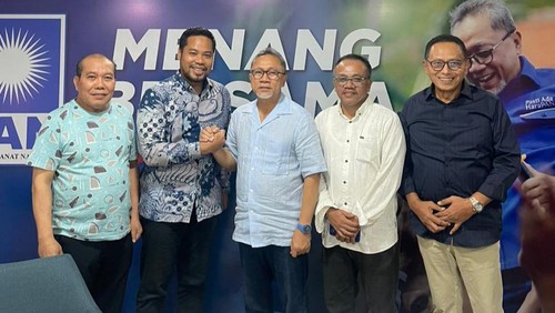 Ketum PAN Zulkifli Hasan saat menyerahkan rekomendasi ke Danny Karter untuk Pilkada Lombok Utara 2024.
Foto: Istimewa (Dok DPD PAN)