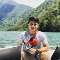 Tak sedikit juga yang berhasil dibuat salfok dengan paras tampan Rizki. Lahir pada 17 Juni 2003 di Serang, Banten, saat ini Rizki berusia 21 tahun. Foto: Instagram/@rjuniansyah_