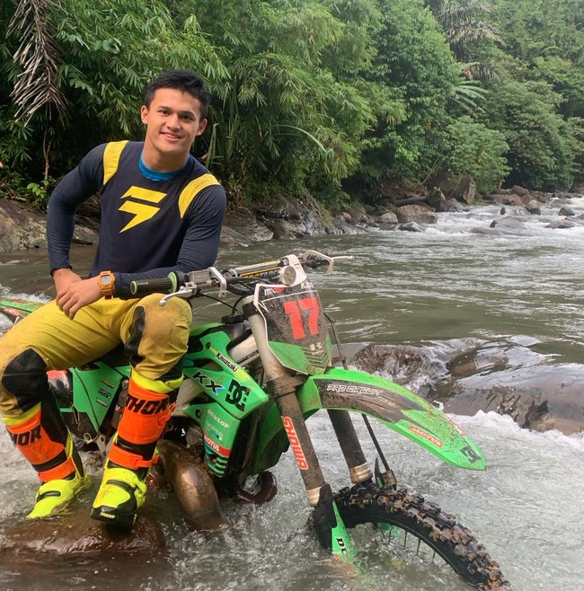 Selain travelling, Rizki juga rupanya hobi motoran. Melalui akun Instagram pribadinya Rizki kerap membagikan foto-foto dirinya saat sedang motoran. Foto: Instagram/@rjuniansyah_