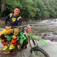 Selain travelling, Rizki juga rupanya hobi motoran. Melalui akun Instagram pribadinya Rizki kerap membagikan foto-foto dirinya saat sedang motoran. Foto: Instagram/@rjuniansyah_