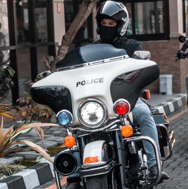 Mulai dari motor trail hingga motor gede sudah pernah dikendarai oleh Rizki. Pesonanya saat sedang motoran pun bikin tak sedikit netizen ikut terpana. Foto: Instagram/@rjuniansyah_