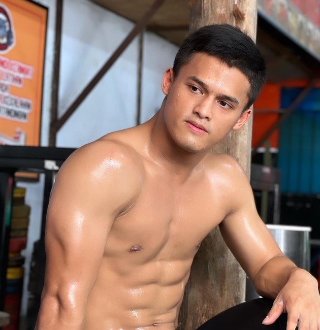 Tak hanya berparas tampan, karena hobinya berolahraga, Rizki juga memiliki perut sixpack dan tubuh berotot. Foto: Instagram/@rjuniansyah_