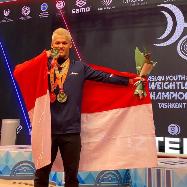 Rizki sendiri sudah belajar angkat beban sejak usianya 9 tahun. Hal tersebut dipelajarinya dari sang ayah, Muhammad Yasin, yang juga merupakan atlet angkat besi Indonesia. Foto: Instagram/@rjuniansyah_