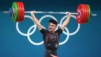 Rizki Juniansyah sukses meraih medali emas Olimpiade Paris 2024 Jumat (9/8) dini hari WIB. Dia meraih podium pertama dengan angkatan total 354kg. Rinciannya, Rizki mengangkat 155kg dalam snatch dan 199kg di clean and jerk. Atlet 21 tahun ini memecahkan rekor Olimpiade untuk clean and jerk. Getty Images/Matthew Stockman