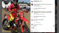 Pada foto selanjutnya Rizki berpose dengan motor trail Beta Motorcycles. Dalam foto itu Rizki menggunakan setelan ala pebalap offroad dengan jersey, sepatu, dan helm trail. Foto: Instagram @rjuniansyah_