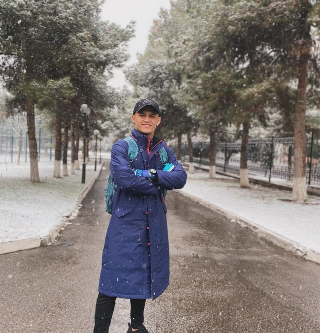 Di luar lapangan Rizki juga memiliki hobi lain, salah satunya travelling. Seperti dalam foto, saat dirinya sedang berkunjung ke Uzbekistan dan menikmati musim dingin di sana. Foto: Instagram/@rjuniansyah_