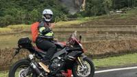 Rizki  mengunggah momen saat dirinya berpose dengan motor sport Aprilia RSV4.  Moge racikan italia itu bermesin 1.000 cc dengan output tenaga 217 dk pada 13.000 rpm dan torsi 125 Nm pada 10.500 rpm. Dalam foto tersebut, Rizki menggunakan setelan celana panjang, sepatu, helm full face, dan mantel hujan. Foto berlokasi di Geopark Ciletuh, sebuah destinasi wisata yang berada Sukabumi, Jawa Barat. Foto: Instagram @rjuniansyah_