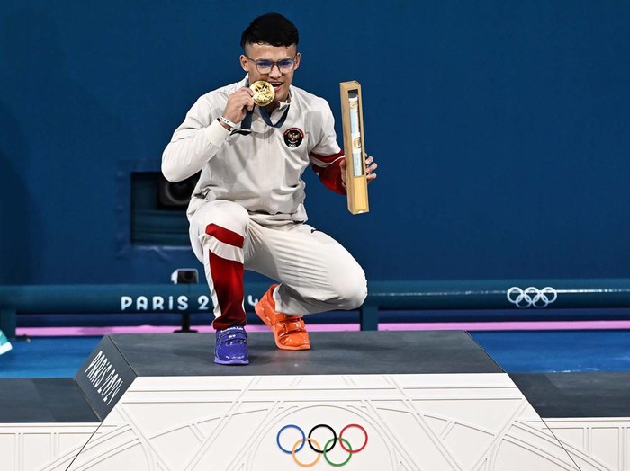 Lifter Indonesia Rizki Juniansyah melakukan angkatan dalam kelas 73 kg putra Olimpiade Paris 2024 di South Paris Arena, Paris, Prancis, Kamis (8/8/2024). ANTARA FOTO/Wahyu Putro A/app/rwa.