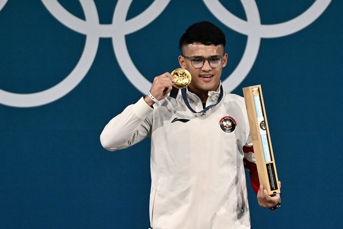 Lifter Indonesia Rizki Juniansyah melakukan angkatan dalam kelas 73 kg putra Olimpiade Paris 2024 di South Paris Arena, Paris, Prancis, Kamis (8/8/2024). ANTARA FOTO/Wahyu Putro A/app/rwa.