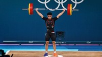Rizki meraih emas usai meraih total angkatan 354 kg.  