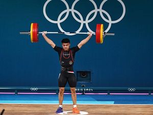 Lihat Lagi Momen Rizki Juniansyah Bikin Rekor di Angkat Besi Olimpiade