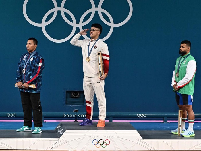Lifter Indonesia Rizki Juniansyah melakukan angkatan dalam kelas 73 kg putra Olimpiade Paris 2024 di South Paris Arena, Paris, Prancis, Kamis (8/8/2024). ANTARA FOTO/Wahyu Putro A/app/rwa.