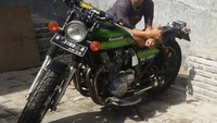 Rizki sepertinya memang sangat gemar motoran. Foto pertama Rizki di Instagram pun adalah foto saat dirinya berpose dengan motor Kawasaki KZ 1300. Foto: Instagram @rjuniansyah_