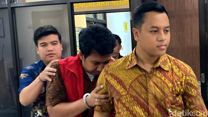 RR, ASN Kota Bandung terjerat kasus korupsi lelang proyek di ULP Kota Bandung dan digiring petugas Kejari Kota Bandung, Jumat (9/8/2024).
