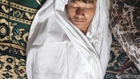 Mantan terpidana kasus pembunuhan Vina, Saka Tatal melakukan ritual sumpah pocong. Ritual sumpah pocong tersebut menjadi upaya dari Saka Tatal untuk membuktikan bahwa dirinya tidak pernah terlibat atau bersalah dalam kasus pembunuhan Vina dan teman lelakinya, Muhammad Rizky atau Eky. Foto: Ony Syahroni/detikJabar