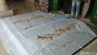 Dalam menjalani ritual sumpah pocong ini, Saka Tatal dibungkus menggunakan kain kafan dengan posisi tidur terlentang. Ia kemudian mengucapkan sumpah. Dalam sumpah pocong tersebut, Saka Tatal menyatakan tidak pernah melakukan pembunuhan terhadap Vina dan Eky. Foto: Ony Syahroni/detikJabar