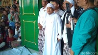Pelaksanaan ritual sumpah pocong yang dijalani oleh Saka Tatal ini pun mengundang perhatian dari warga sekitar. Masyarakat rela berdesak-desakan demi melihat langsung prosesi sumpah pocong yang dilakukan Saka Tatal. Foto: Ony Syahroni/detikJabar