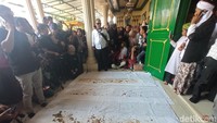 Ritual sumpah pocong yang dijalani Saka Tatal ini dilaksanakan di Padepokan Agung Amparan Jati, Desa Lurah, Kecamatan Plumbon, Kabupaten Cirebon, Jawa Barat.  Foto: Ony Syahroni/detikJabar